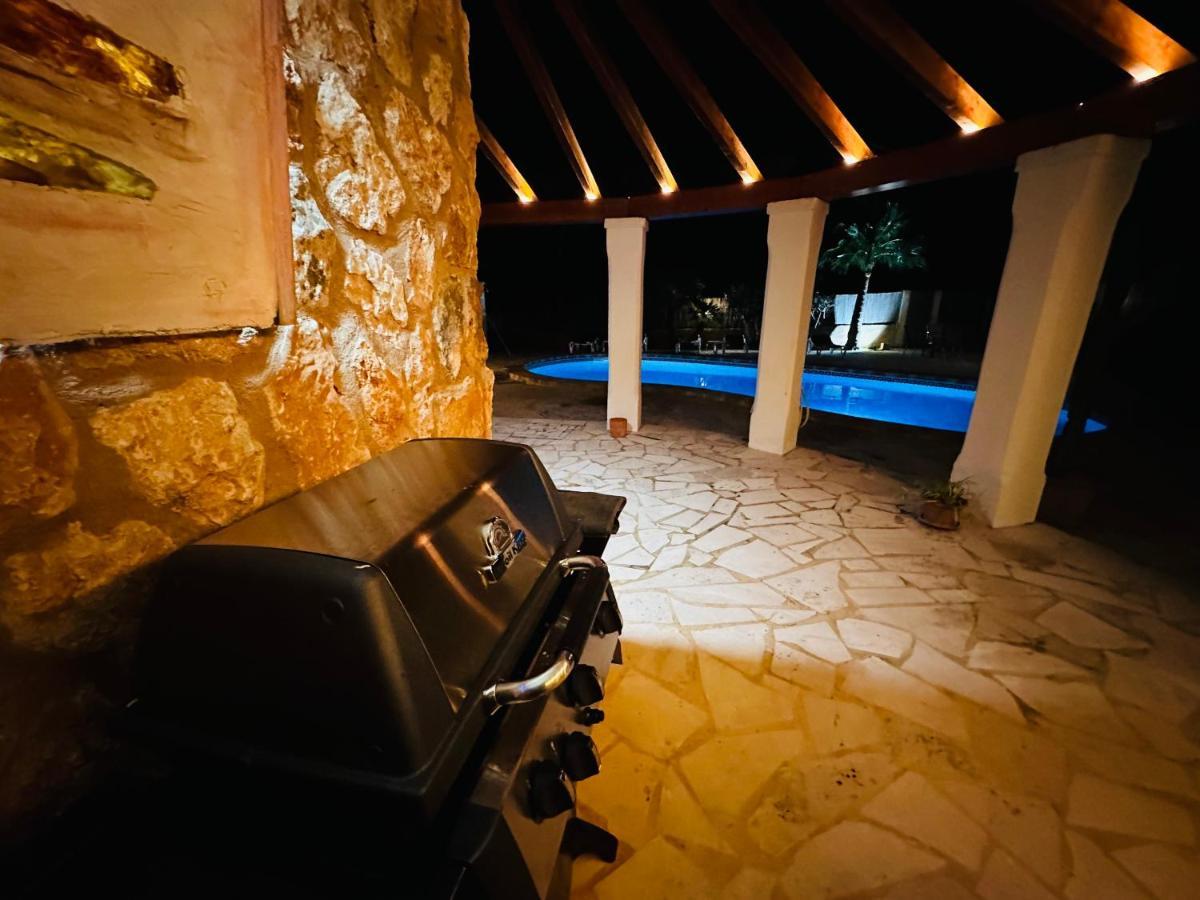 Villa Sanchez In Strandnahe Mit Pool, Jacuzzi, Klima, Wifi, Gas Bbq Santanyí Esterno foto